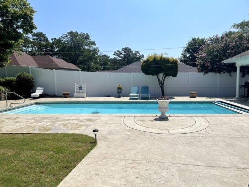 Spectacular Backyard Oasis Awaiting You