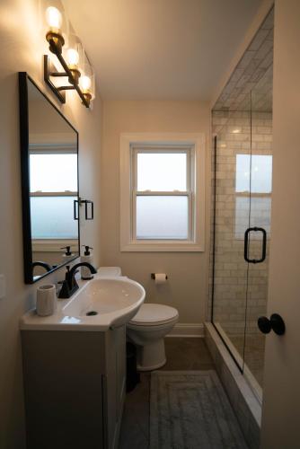 Charming Modern Home! in Elmhurst, USA