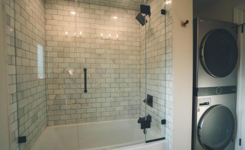 Charming Modern Home! in Elmhurst, USA