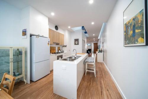Konyha, Kashida - 2BR Townhouse WiFi Study in Clovelly Park