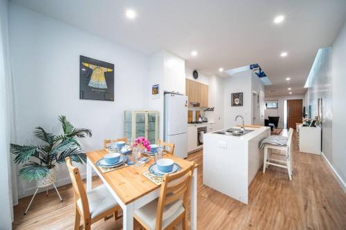 Konyha, Kashida - 2BR Townhouse WiFi Study in Clovelly Park