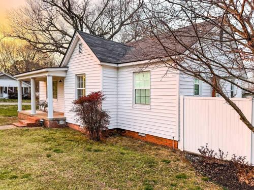 The Grate House - Fire Table - Grill - Fenced Yard