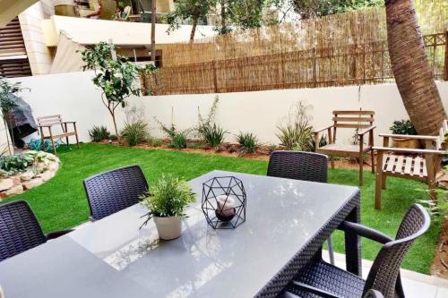 Garden House By IsrApart in Raanana