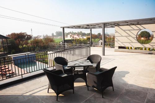 Balkons/terase, Falak Farms- Villa with Pool,Jacuzzi in Chandigarh in Palanpur