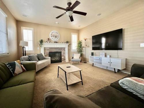 Large 5BR Retreat - Hot Tub - Gym - Games - I-25 in Castle Rock, USA