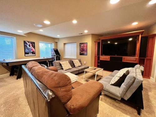 Large 5BR Retreat - Hot Tub - Gym - Games - I-25 in Castle Rock, USA