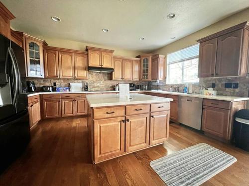 Large 5BR Retreat - Hot Tub - Gym - Games - I-25 in Castle Rock, USA