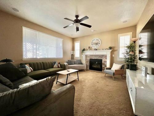 Large 5BR Retreat - Hot Tub - Gym - Games - I-25 in Castle Rock, USA