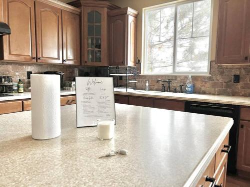 Large 5BR Retreat - Hot Tub - Gym - Games - I-25 in Castle Rock, USA