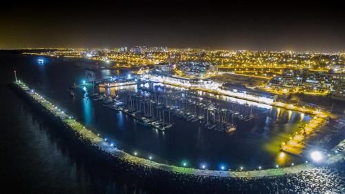 娱乐活动, Sunset suite - step from the beach in 艾殊科隆