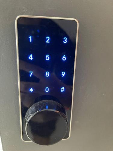 Emira 2 Bedroom Digital Lock Suite 300mpbs WiFi Netflix photo 3