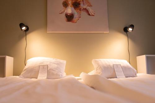 1 queen bed, 1 twin bed