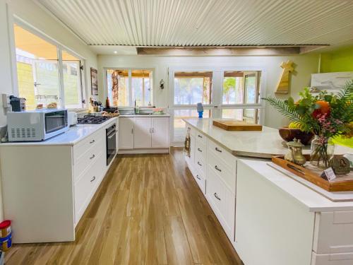 Konyha, ShineAwayHomes - Family Beach Front central air con in Matavera