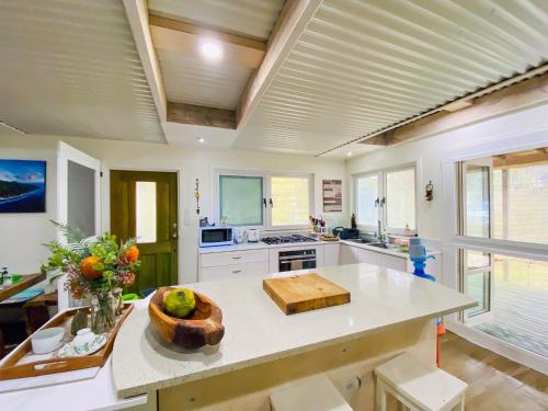 Konyha, ShineAwayHomes - Family Beach Front central air con in Matavera