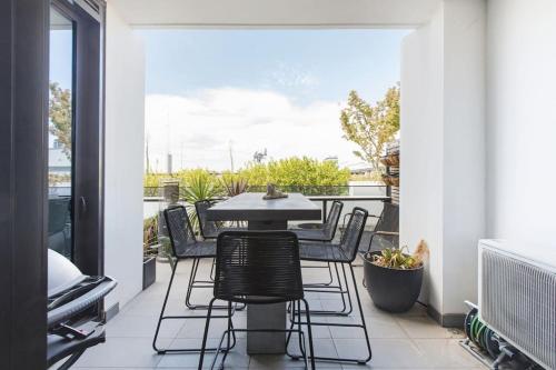 'The Inner Circle' Serene Balcony Abode on Cambridge - Tap to explore photos