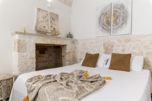 19 White Luxury Suite with Jacuzzi by Wonderful Italy, Остуни