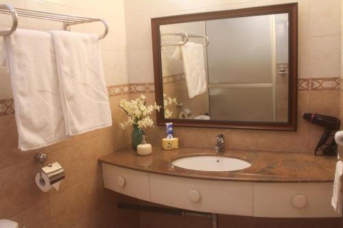 Queen Room image 3