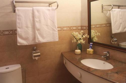 Queen Room image 2