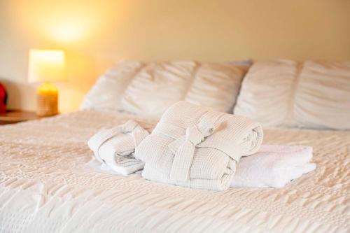 1 king bed, 1 queen bed, 1 futon bed