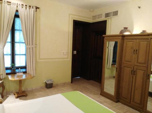 Standard Room with One Queen Bed image 6