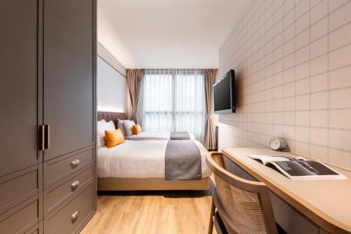 Deluxe Twin Room room in Dash Living on Hollywood