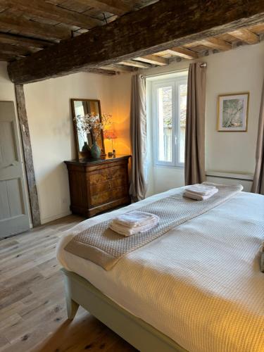 Spacious 5-Bedroom House in Town Center with AC, sleeps 8-10 gîte à louer Limoux