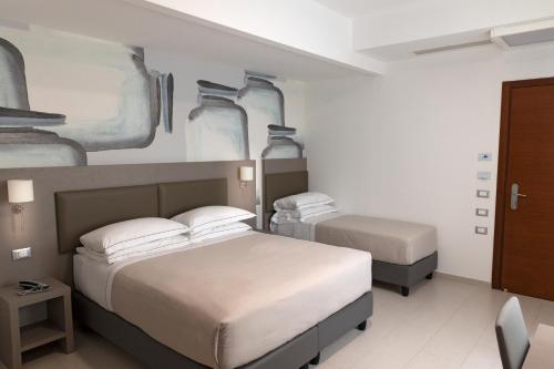 1 queen bed, 1 twin bed
