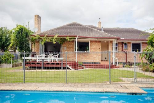 Central Location so much space pool opens in summer in ฮามิลตัน