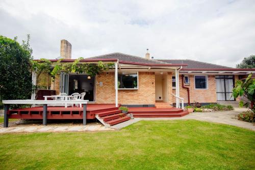 Central Location so much space pool opens in summer in ฮามิลตัน