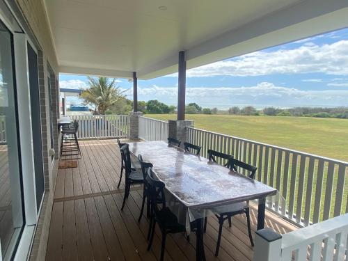 Kaarakin Beach House - Option 1 - Rules Beach Qld 4674