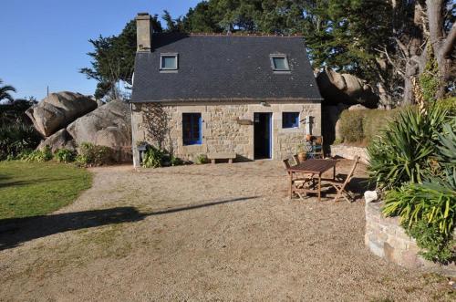 Maison bretonne 50m plage avec jardin et WIFI à TREGASTEL - Réf 413