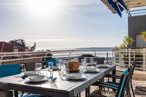 3-Br Apartment Terrace steps from Beaches in Pointe Croisette