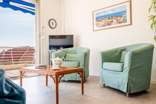 3-Br Apartment Terrace steps from Beaches in ปวงต์ ครัวเซต