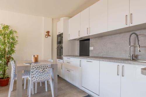 3-Br Apartment Terrace steps from Beaches in ปวงต์ ครัวเซต