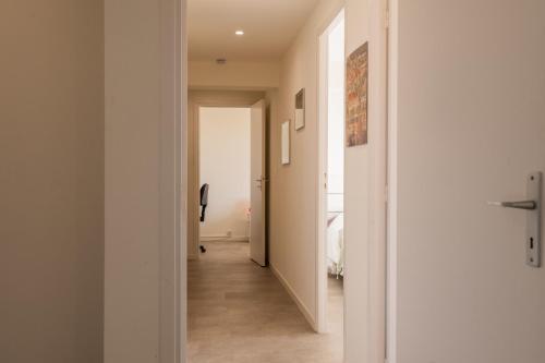 3-Br Apartment Terrace steps from Beaches in ปวงต์ ครัวเซต