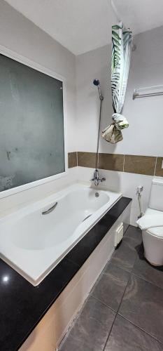 Diamond Crown Hotel - image 5
