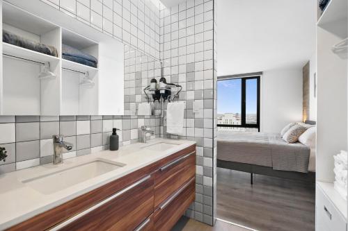 Downtown Apartment with Balcony City View, Gym & Lounge photo 4