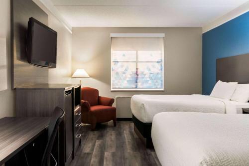 La Quinta Inn & Suites by Wyndham Madison American Center near Dane County Regional Airport