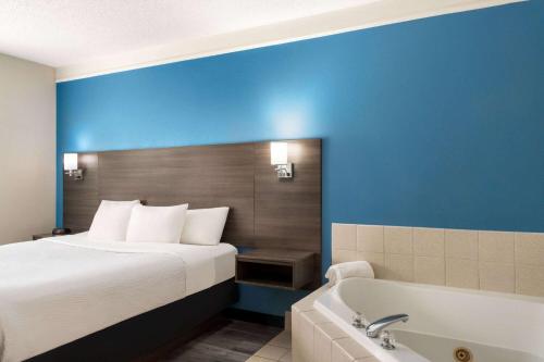 La Quinta by Wyndham Madison American Center - image 11