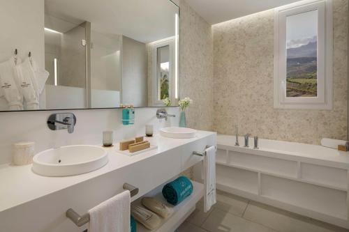 Deluxe Two-Bedroom Suite (2 Adults + 3 Children) image 10