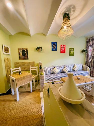 Charming Getaway in Casablanca Maroc, Cozy Home with Thoughtful Amenities, Casablanca