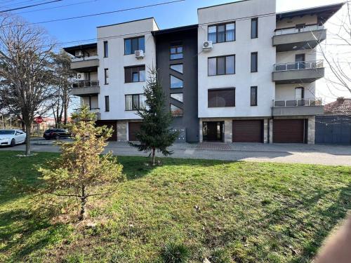 Large Guest House Apartment with Parking and Patio Garden, Near City Center & Kazanlak Stadium