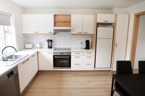 Konyha, Eiðar - Apartments in Egilstadir
