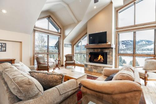 Epic BC Views - Premium 2BD Penthouse