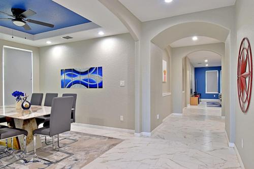 Stunning 6 Bedroom Near Downtown in San Antonio, USA