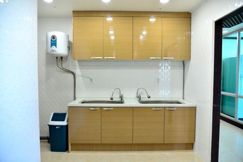 Seom Story Guesthouse near Cheonjiyeon Falls