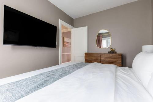 Modern 3BR Near Cleveland Clinic detail