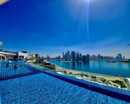 Seven Palm Studio with Rooftop Infinity Pool, Дубай