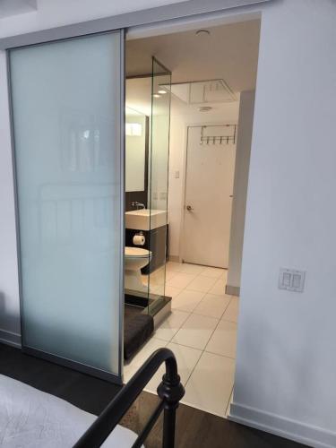 Chic 1BDR Loft with Office Space-Heart of Toronto, Toronto (Foto 7)