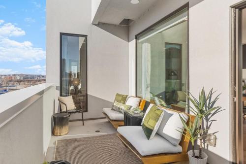 Penthouse with Patio Walk to Downtown 3 Bedrooms 5 Beds in Nashville, USA